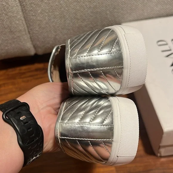 NIB Donald Pliner Pammy Women's Metallic Silver Quilted Slip-on Sneaker 38.5